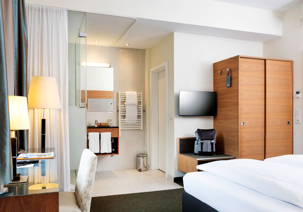 Modernes Badezimmer mit Glastür