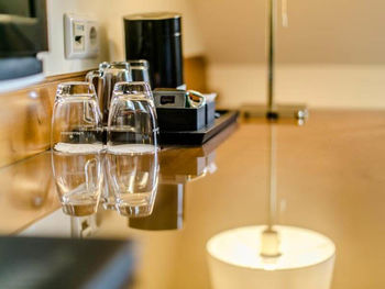 Ein paar Gläser stehen auf einen Schreibtisch mit Glasplatte.