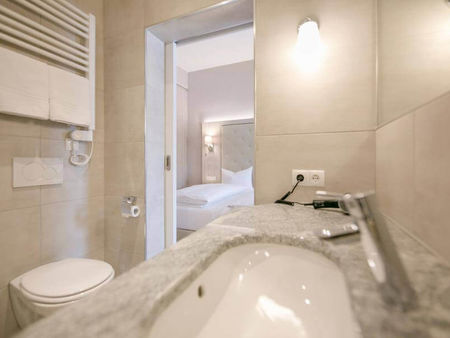 Il bagno verso il letto.