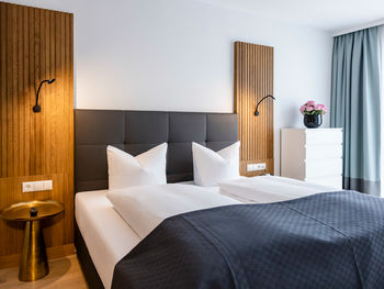 The modern double bed in the bedroom of the Delux XL apartment.