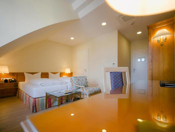 Ein Schreibtisch ein weiches Doppelbett und Sitzgelegenheiten mit den dazu passenden Glastisch haben in diesen Superior Zimmer platz.