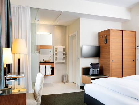 Modernes Badezimmer mit Glastür
