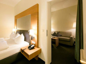 Una camera da letto con porta comunicante con il soggiorno