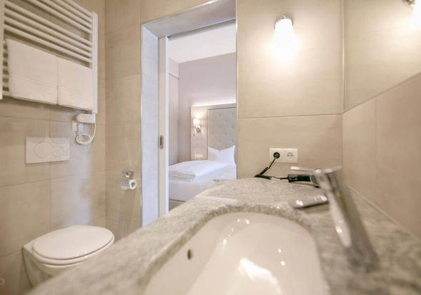 Il bagno verso il letto.