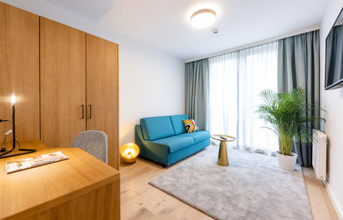 The modernly furnished additional room with couch, carpet, wardrobe, desk and much more in the Delux XL apartment.