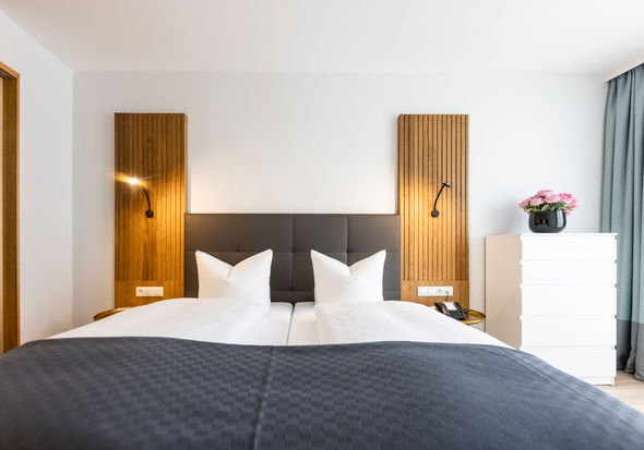 Il moderno letto matrimoniale nella camera dell'appartamento Delux XL.