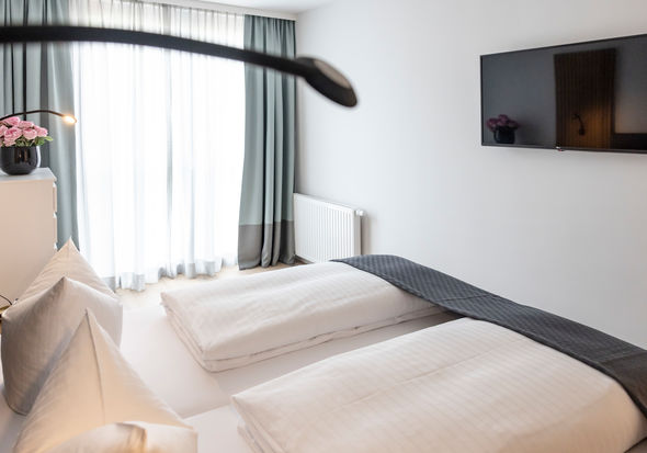 Una vista dettagliata del letto matrimoniale nella camera dell'appartamento Delux XL.