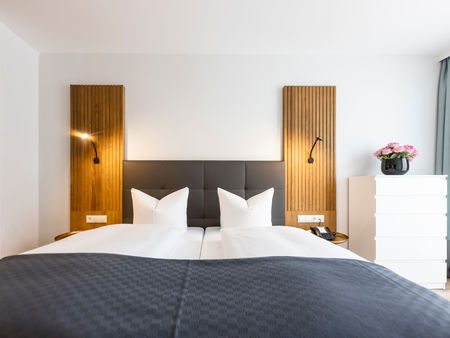 Il moderno letto matrimoniale nella camera dell'appartamento Delux XL.