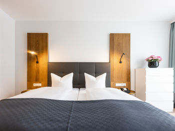 Il moderno letto matrimoniale nella camera dell'appartamento Delux XL.