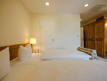 Weiche Kissen, warme Decken und viel Platz bietet das Superior Zimmer im Hotel Sailer