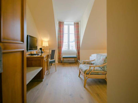 Entdecken Sie die Hotelzimmer mit einer Sitzgelegenheit mit Schreibtisch und einen Flachbildschirm-Fernseher und einen Fenster mit Ausblick.