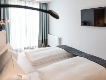 Una vista dettagliata del letto matrimoniale nella camera dell'appartamento Delux XL.