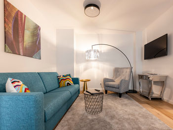 Il moderno soggiorno dell'appartamento Delux XL con divano, tappeto, tavolo e molto altro.