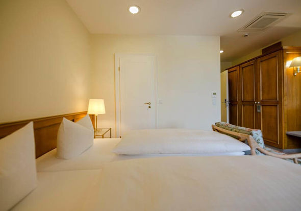 Weiche Kissen, warme Decken und viel Platz bietet das Superior Zimmer im Hotel Sailer