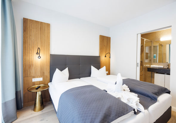 Das Schlafzimmer und das Badezimmer die durch einen Tür getrennt sind.