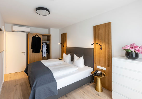 La moderna camera da letto con armadio e letto matrimoniale dell'appartamento Deluxe XL.