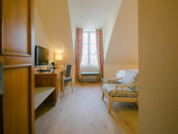 Entdecken Sie die Hotelzimmer mit einer Sitzgelegenheit mit Schreibtisch und einen Flachbildschirm-Fernseher und einen Fenster mit Ausblick.