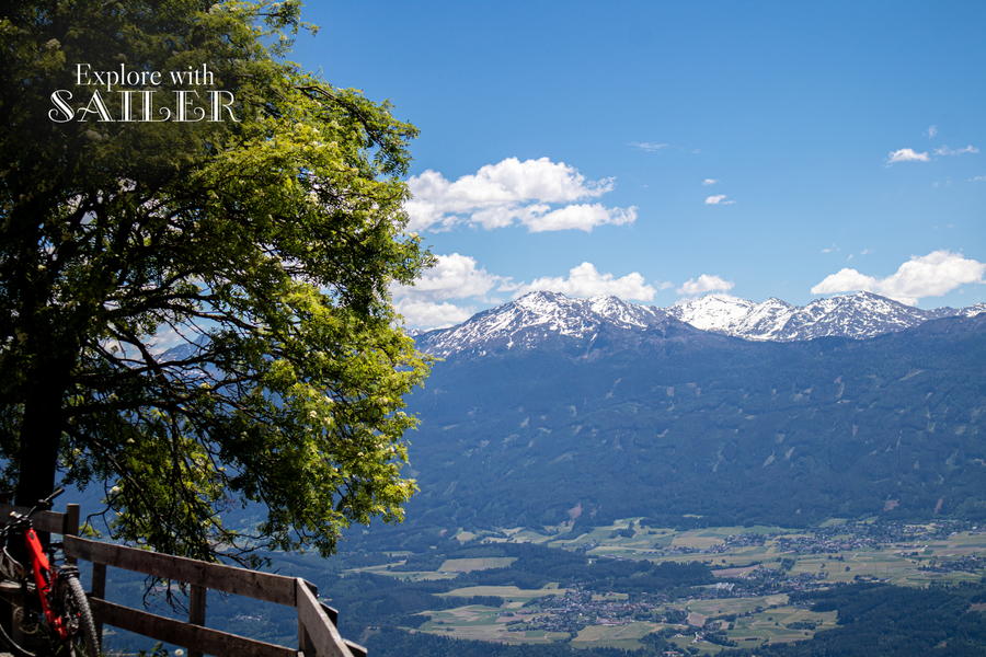 Blick über das Inntal und die schneebedeckten Alpen von der Höttinger Alm.