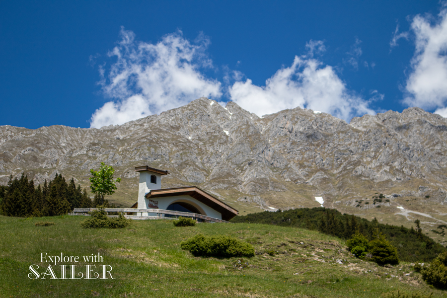 Kleine Kapelle bei der Höttinger Alm vor den markanten Gipfeln des Karwendelgebirges.