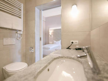 Il bagno verso il letto.