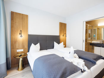 Das Schlafzimmer und das Badezimmer die durch einen Tür getrennt sind.