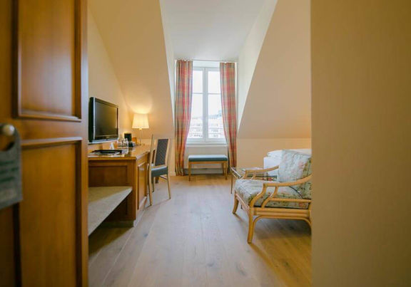 Entdecken Sie die Hotelzimmer mit einer Sitzgelegenheit mit Schreibtisch und einen Flachbildschirm-Fernseher und einen Fenster mit Ausblick.