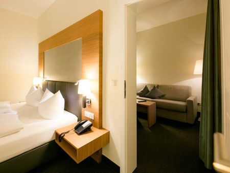 Una camera da letto con porta comunicante con il soggiorno