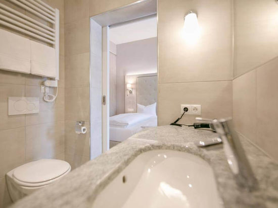 Il bagno verso il letto.