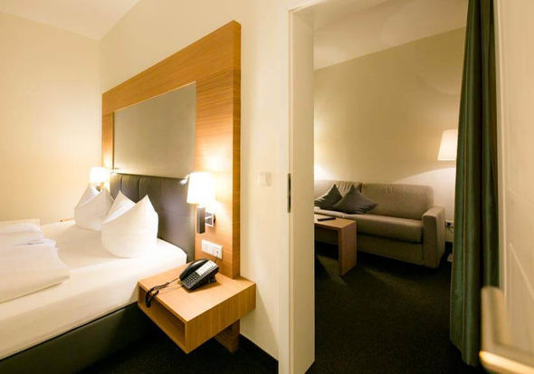 Una camera da letto con porta comunicante con il soggiorno