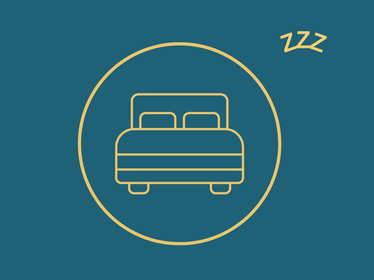 Eine Frau liegt schlafend in einem Bett