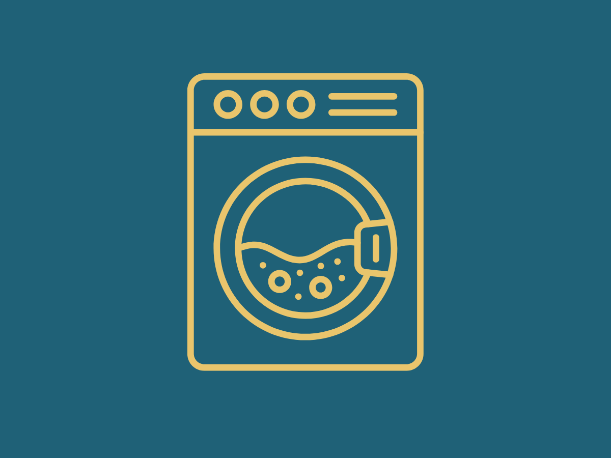 Eine silberne Waschmaschine aus der etwas Wäsche heraushängt