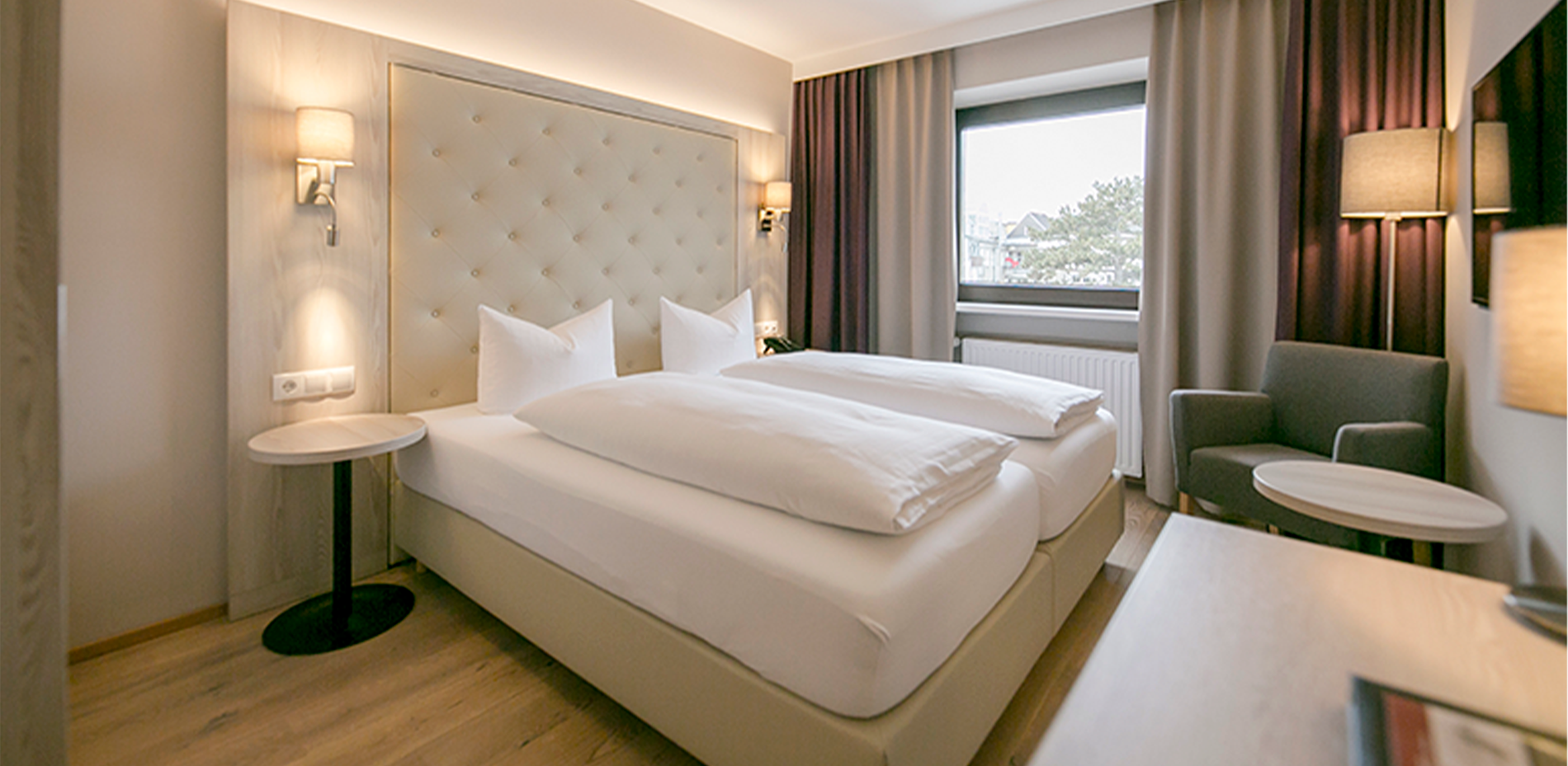 Camera accogliente con letti morbidi, lampade eleganti e design moderno.