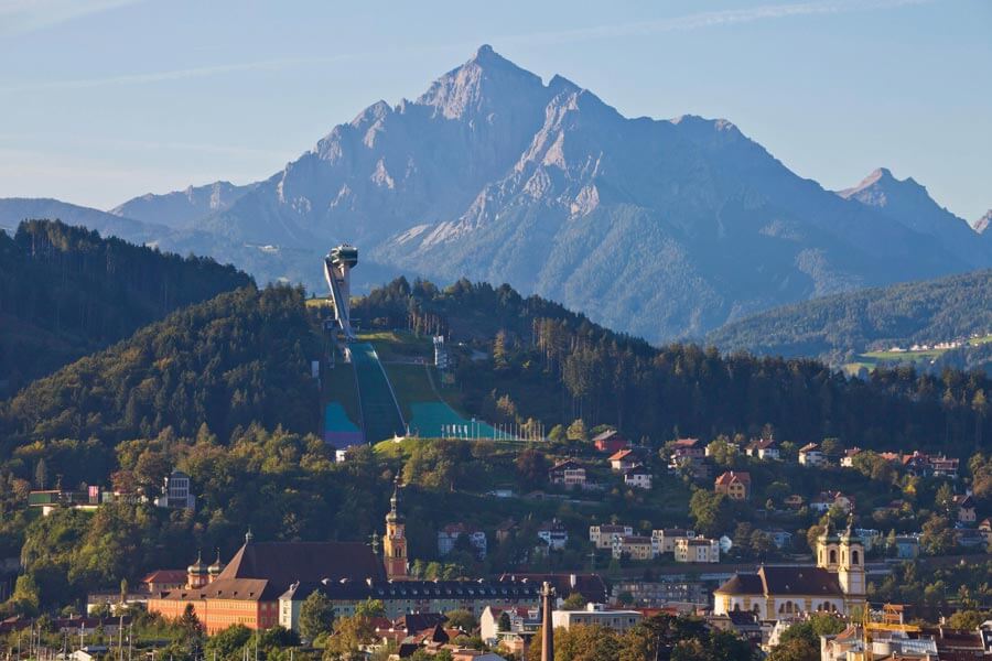 Die Bergiselschanze im Sommer und im Hintergrund die wunderschönen Berge.