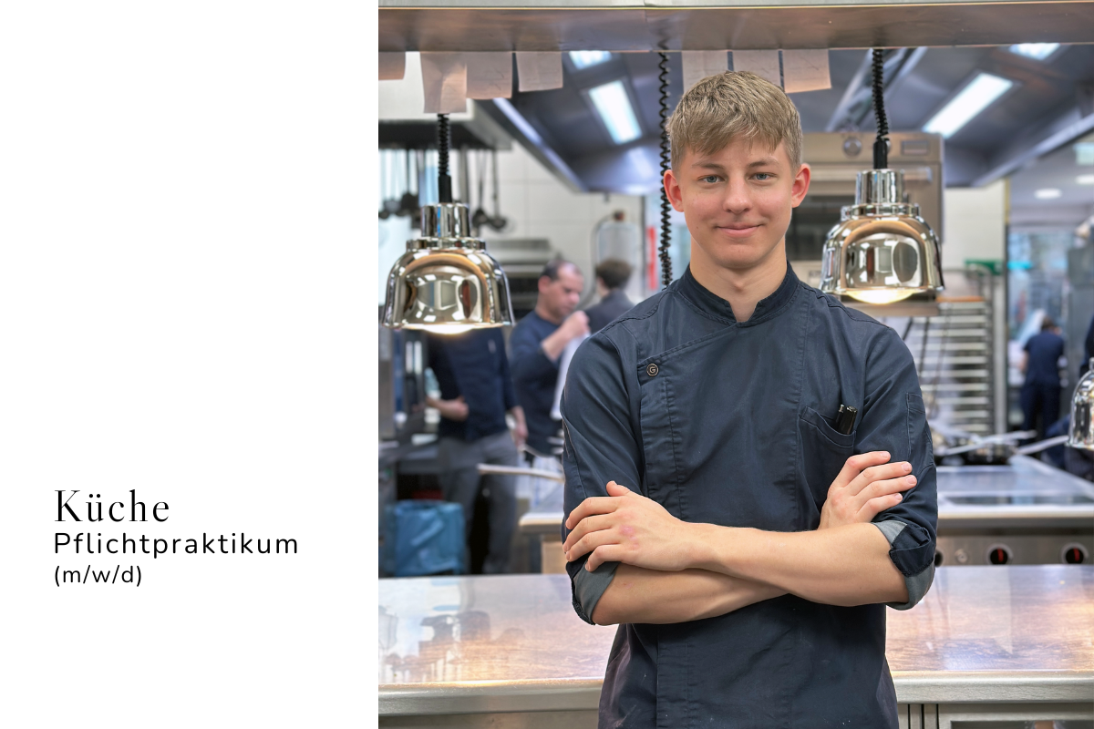 Ein Koch schneidet gerade grüne Pepperoni mit einem Messer auf einem weißen Schneidebrett