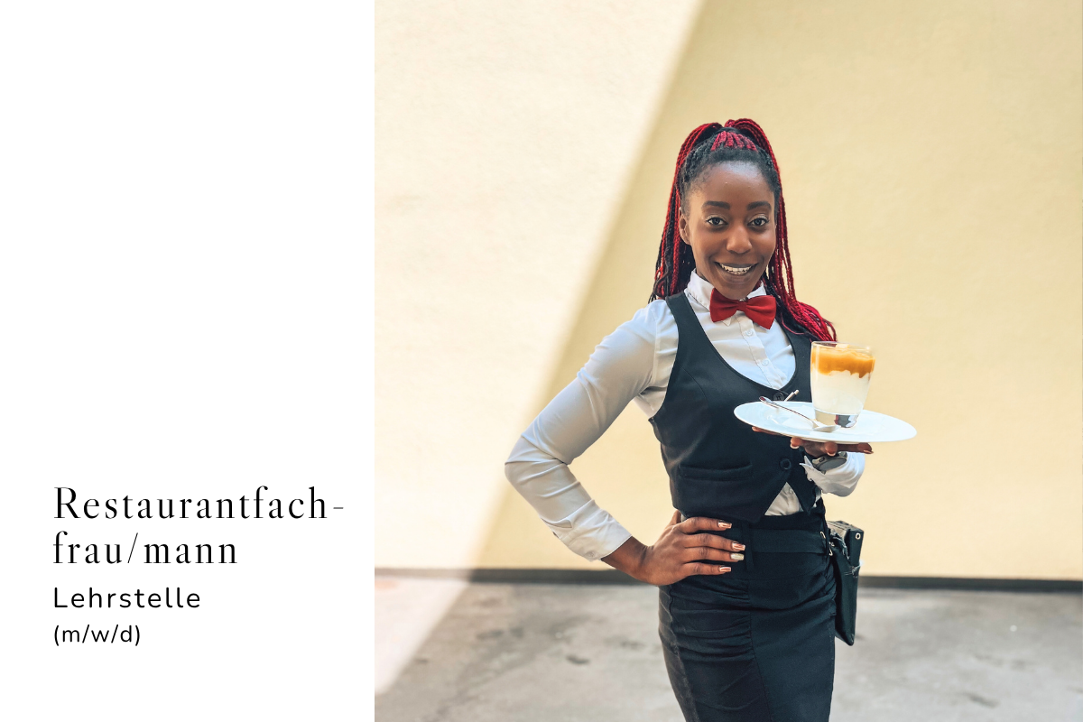 Mehrere saubere und polierte Gabeln und Messer liegen nebeneinander auf einem dunklen Tisch