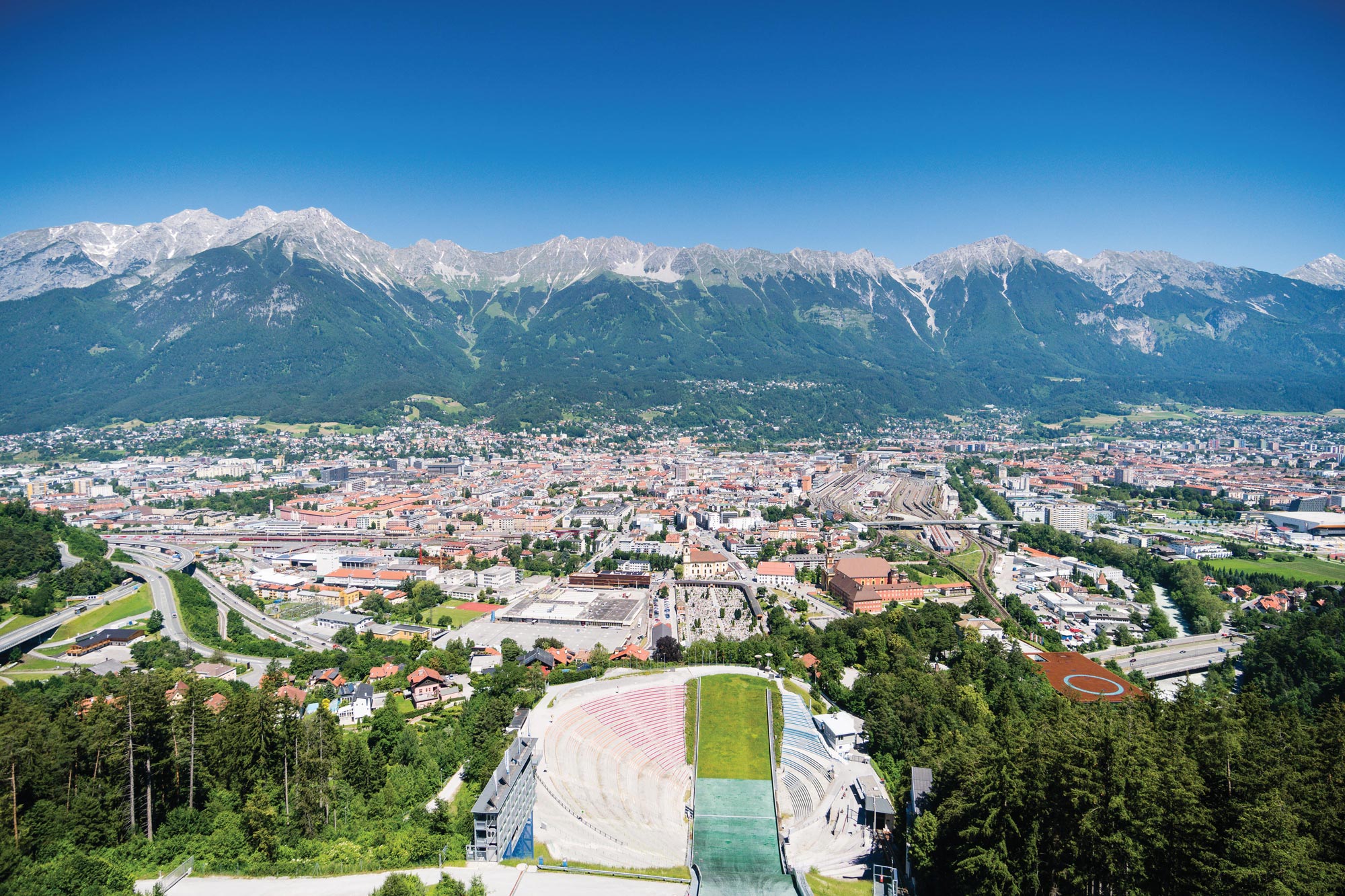 Vista panoramica di Innsbruck con le maestose montagne sullo sfondo in una giornata limpida.