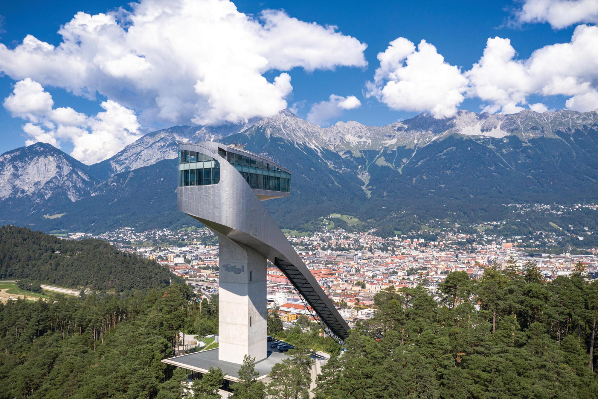 Moderno trampolino per il salto con gli sci su un impressionante sfondo alpino e un cielo nuvoloso a Innsbruck.