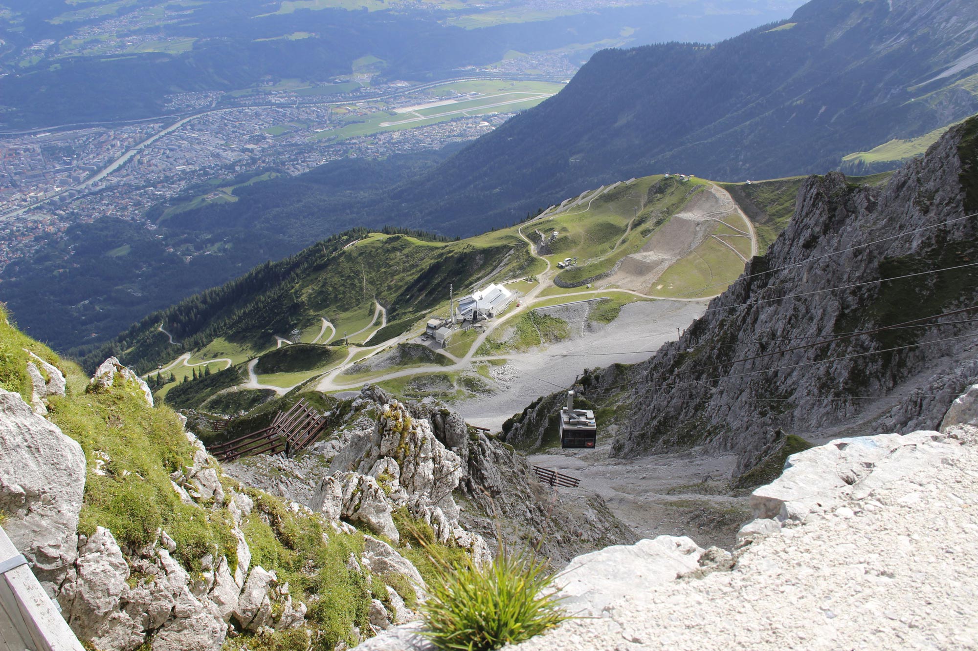 Vista spettacolare sui pittoreschi sentieri di montagna e sulla valle sottostante.
